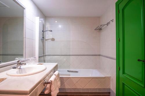 Estepona马蒂尔德夫人酒店的浴室配有盥洗盆和浴缸。