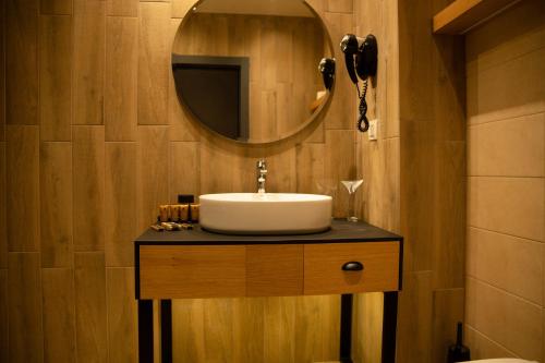 索佐波尔圣托马斯度假村 的一间带水槽和镜子的浴室