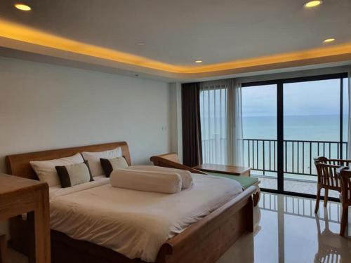 Ban PhalaGrace Seaview บ้านพักส่วนตัว 3 ห้องนอน วิวทะเล หาดพลา的一间带大床的卧室和一个阳台