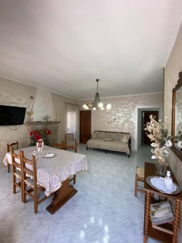 皮诺拉瓦La Finestra Sui Cento Portali的客厅配有桌子和沙发