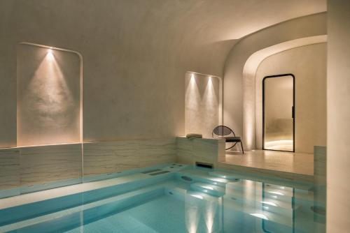 巴黎Pavillon Faubourg Saint-Germain & Spa的一个带镜子的房间的游泳池