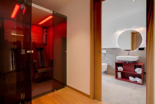 普劳斯Residence & Sportlodges Claudia的一间带水槽和镜子的浴室