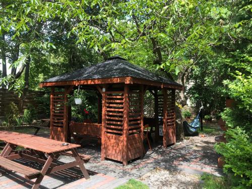 华沙塔塔卡旅馆的木制凉亭配有桌子和野餐桌