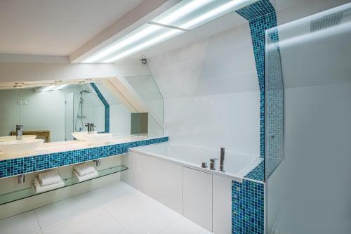 巴黎Makom Pereire的浴室设有2个水槽和镜子