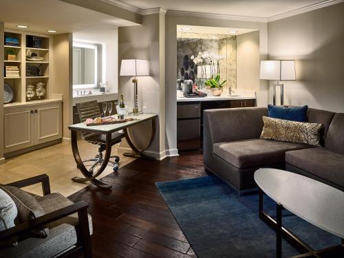 奥本奥本大学酒店的客厅配有沙发和桌子