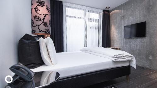 雷克雅未克Thingholt by Center Hotels的卧室配有白色的床和窗户。