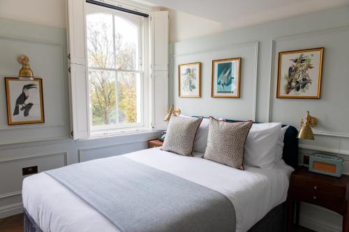 伦敦The Bull & Last的卧室设有一张白色大床和一扇窗户。