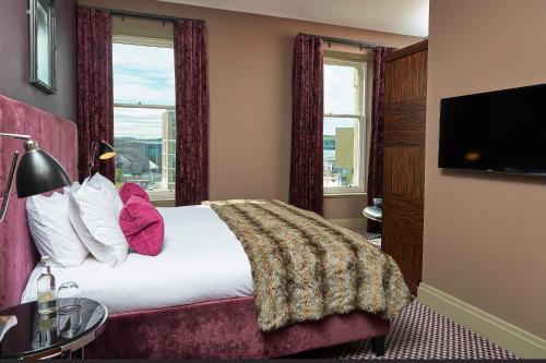 邓迪邓迪石竹旅馆的酒店客房设有一张床和一个大窗户