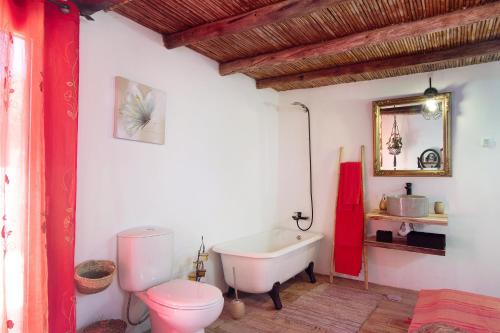 塔维拉Quinta do Silêncio T4的浴室配有卫生间、盥洗盆和浴缸。