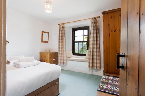 安布尔塞德Old Sawpit的一间卧室设有一张床和一个窗口