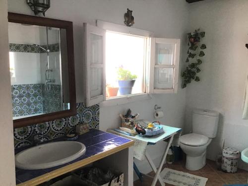 高辛Casa Chantal的一间带水槽和卫生间的浴室以及窗户。