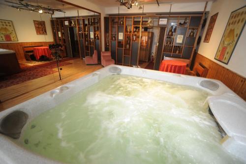 廖卢纳托西蒙酒店的按摩浴缸位于客房中间