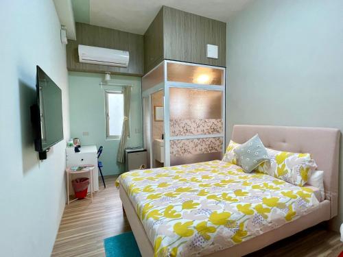 Chaozhou欣园小筑民宿的一间卧室配有一张床和一台电视