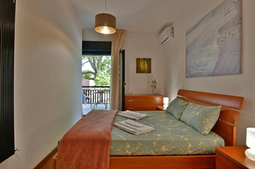 卡塔尼亚Amaranda B&B的一间卧室配有一张带绿床罩的床