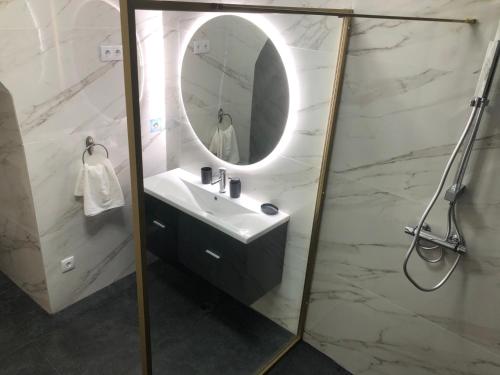 坎普马约尔NatureHouse的一间带水槽和镜子的浴室