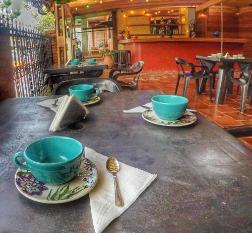 伊瓜苏港Cataratas Jazz Hostel的一张桌子,上面放着两个碗和勺子