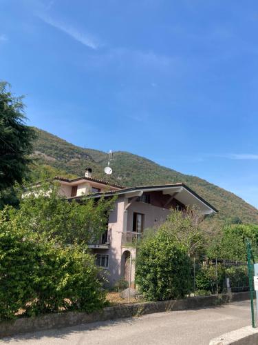 Villanuova sul clisiAL CLISI graziosa mansarda的一座有草地山丘的房屋