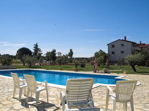 法扎纳Marceta - Apartments & Rooms with Swimming Pool的一组椅子坐在游泳池旁