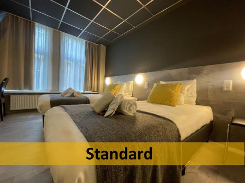 鹿特丹中央豪华酒店的一间酒店客房,房间内设有两张床