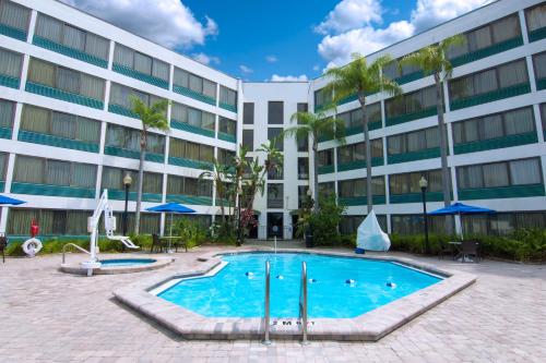 克利尔沃特Holiday Inn St. Petersburg N - Clearwater, an IHG Hotel的大楼前的游泳池