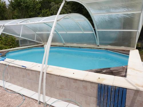 香槟沙隆CHEZ CLAUDINE ET PASCAL的游泳池上盖着遮盖物