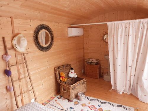 香槟沙隆CHEZ CLAUDINE ET PASCAL的客房设有带卫生间的小木屋。