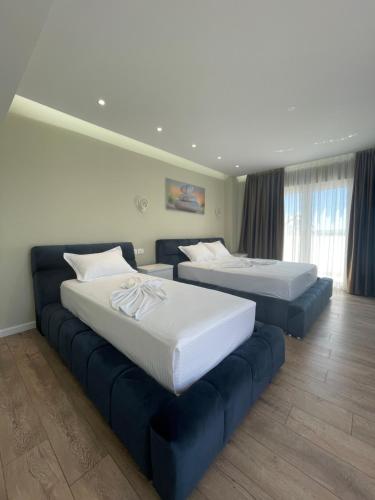 格勒姆Adria Hotel的酒店客房,设有两张床和一张沙发