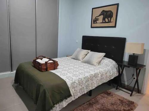 马德里APARTAMENTO PRIVADO CERCA DE IFEMA y AEROPUERTO的一间卧室,配有一张带篮子的床