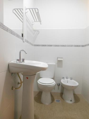 圣萨尔瓦多德朱Parque Hotel的白色的浴室设有水槽和卫生间。