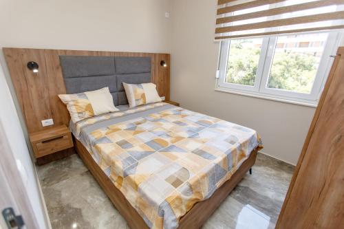 尤塔哈Posejdon Lux的一间卧室配有一张大床和一张 ⁇ 子毯子