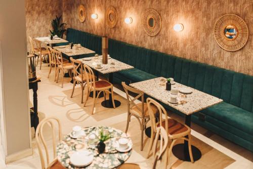 圣米格尔·德·图库玛LG Golden Suites的餐厅里一排桌椅