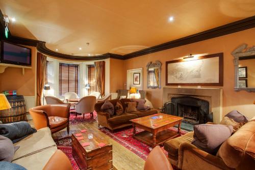 多诺赫皇家高尔夫酒店的客厅配有家具和壁炉