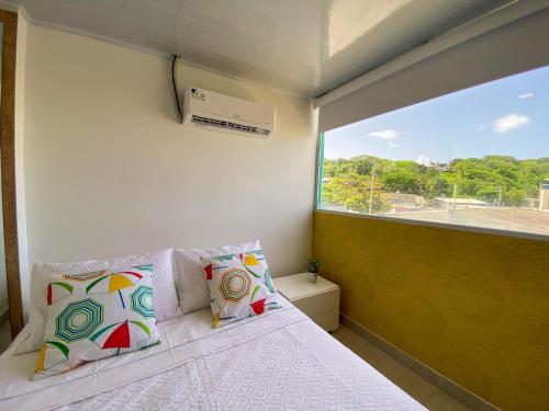 圣安德烈斯OCEANA HOTEL的一间卧室设有一张床和一个大窗户