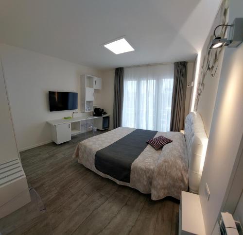 马里纳-迪-皮特拉桑塔La Brise的酒店客房,配有床和电视