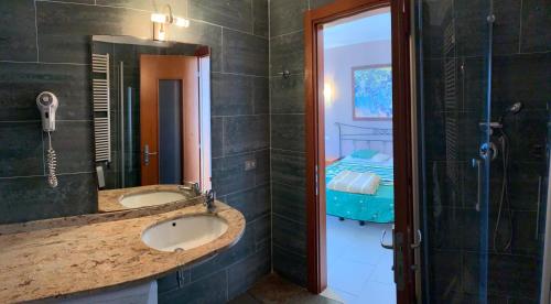 卡瓦利诺欧洲海滩公寓的一间带两个盥洗盆和淋浴的浴室