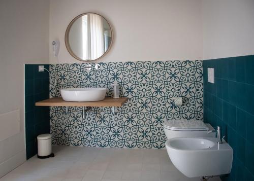 圣马蒂诺－因彭西利斯Dimora Donna Dora - Albergo Diffuso的一间带水槽、卫生间和镜子的浴室