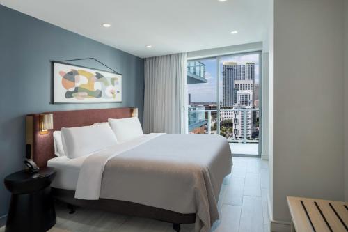 迈阿密Atwell Suites - Miami Brickell, an IHG Hotel的一间卧室设有一张大床和一个大窗户