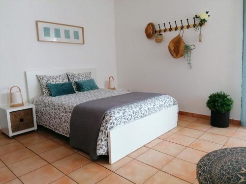 米尔芳提斯城Apartamento Estúdio Pinhalmar的卧室配有一张床