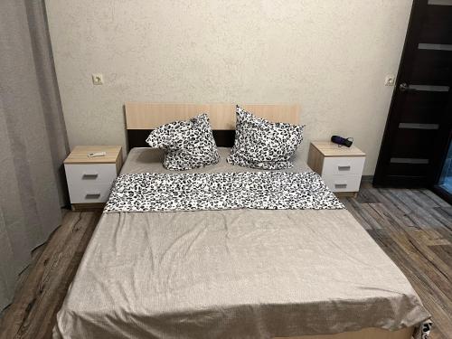 加格拉Леон的一张床上有两个枕头的房间