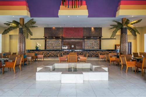 普拉亚多Iberostar Bahia - All Inclusive的大堂中央带喷泉的餐厅