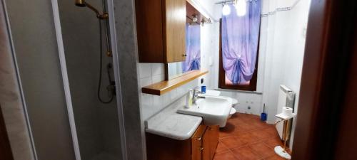 Piano di FolloAppartamento comodo per Lerici e 5 Terre的浴室设有白色水槽和镜子