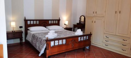 Piano di FolloAppartamento comodo per Lerici e 5 Terre的一间卧室配有一张床,上面有两条毛巾