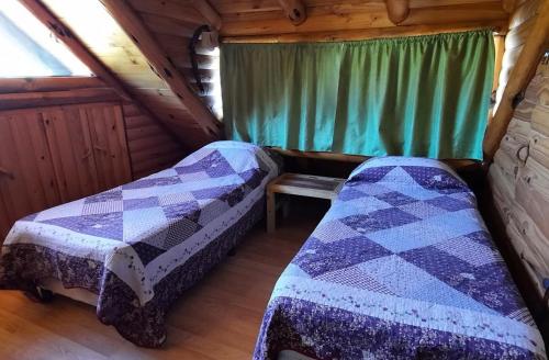 佩休尼亚镇Neli Maria的小屋内一间卧室,配有两张床