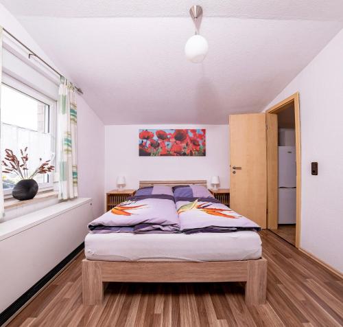 莱比锡Ferienwohnung Leipzig- Hirschfeld Apartments的一间卧室设有一张床和一个窗口