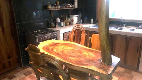 哈马Diosa de la Montaña的厨房配有木桌和炉灶