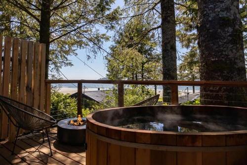 托菲诺麦肯齐海滩度假酒店的一个带椅子的庭院里的大型木制浴缸