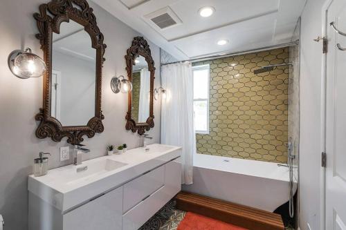 费城Trendy Fairmount Gem-5 star Location, Roof Deck, PARKING, GR8 for FAMILIES的一间带水槽、浴缸和镜子的浴室
