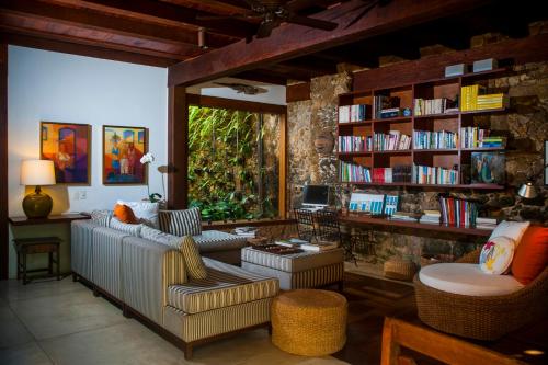 帕拉蒂卡萨特克萨 - 庄园酒店的带沙发和书架的客厅