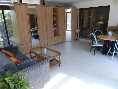 阿雅克修Rez de villa Aspretto Lazaret的客厅配有沙发和桌子