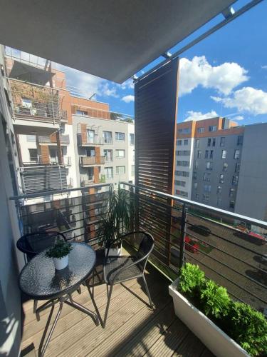 卡托维兹Modern Apartment - Francuska Park的阳台配有桌椅。